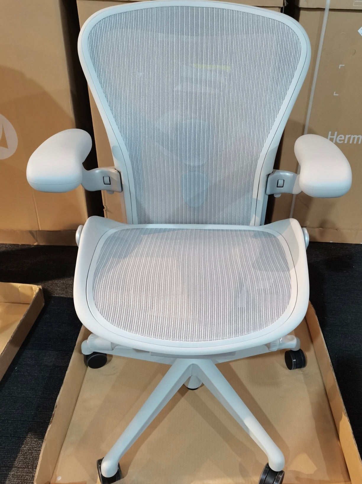 Herman Miller Aeron Chair Colour Mineral (Full 12 years Warranty)