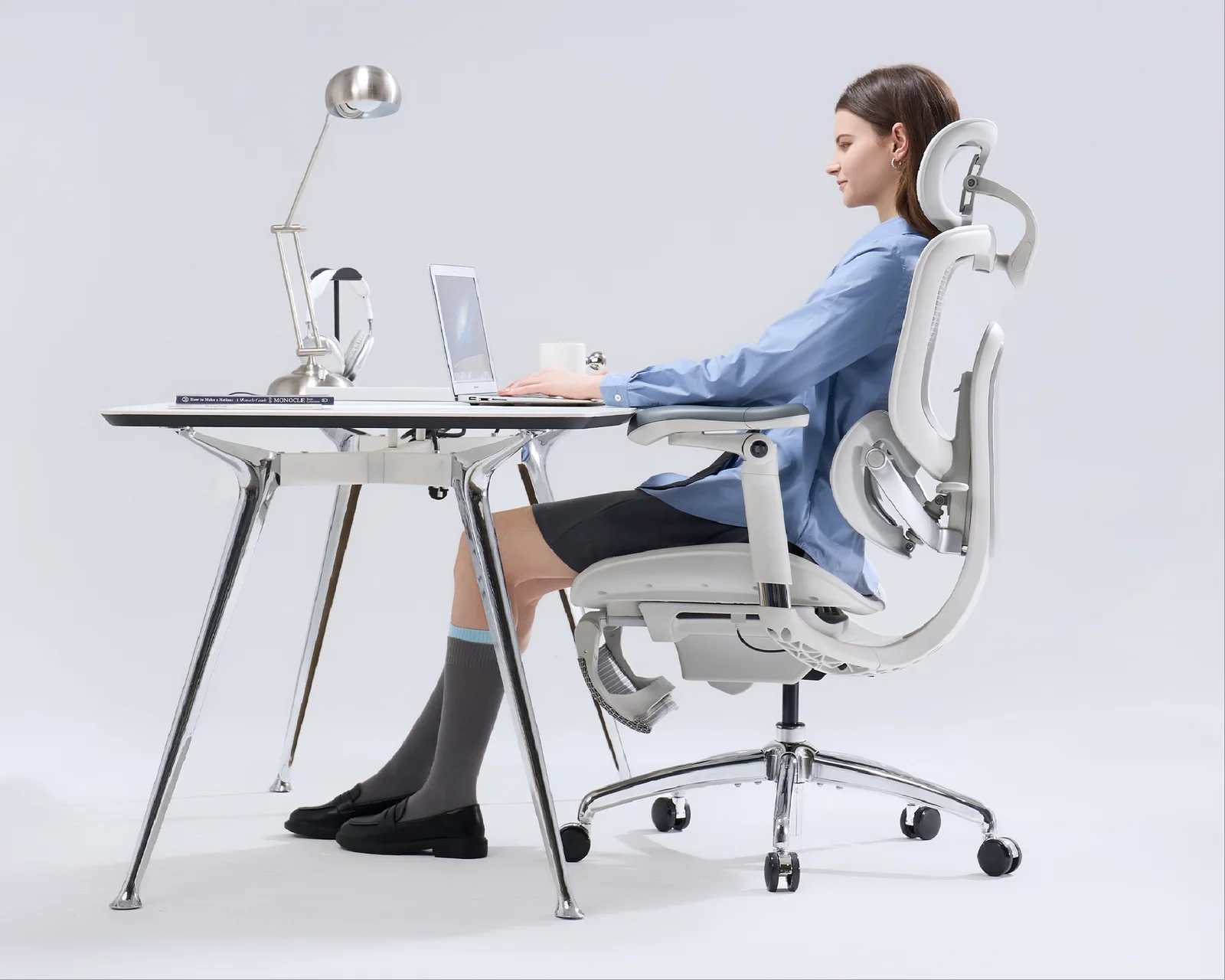 Seated support at a desk