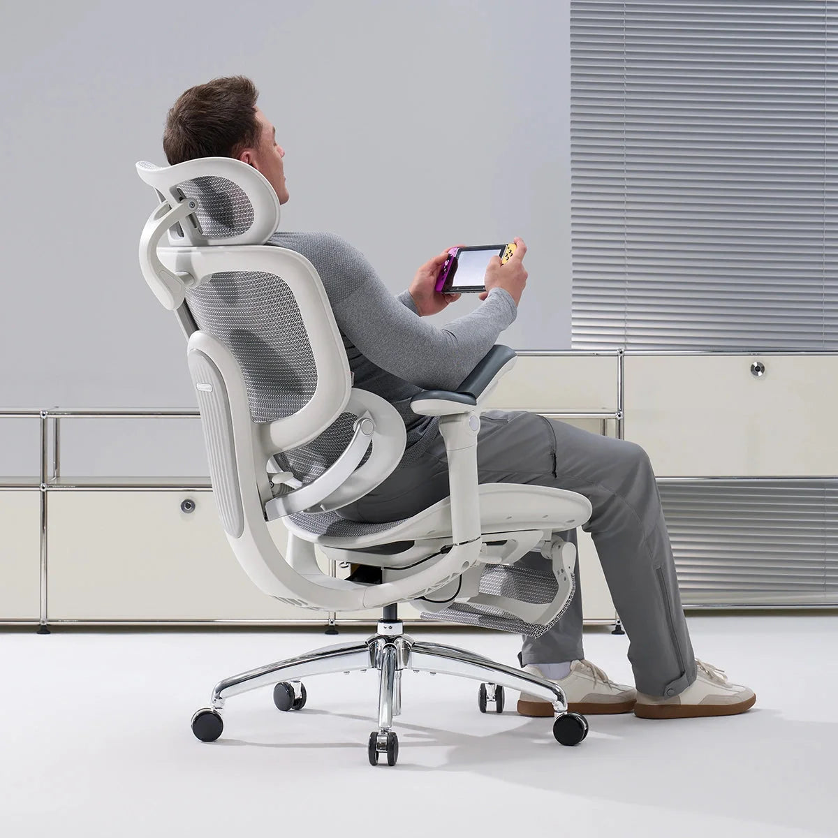 A relaxed working position